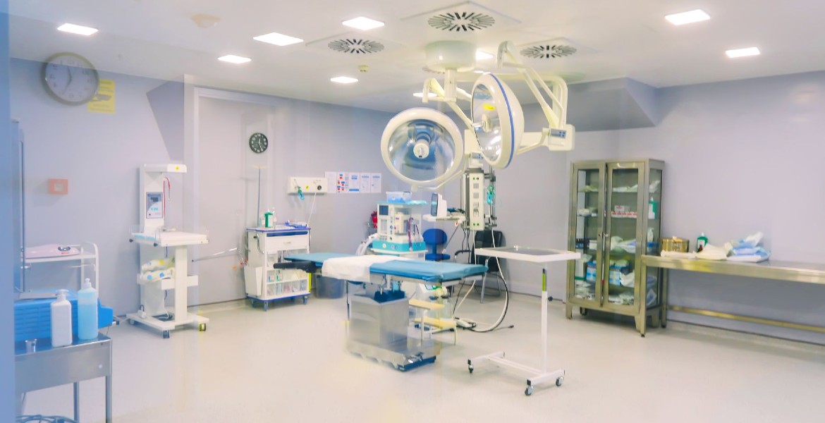 Fully equipped, sterile operating theater at LeaderMed clinic for egg collection procedures in Georgia.